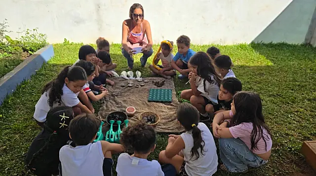 Escola em Santos aposta no contato direto com a terra e pequenos seres para ensinar ciência e empatia