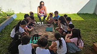 Escola em Santos aposta no contato direto com a terra e pequenos seres para ensinar ciência e empatia