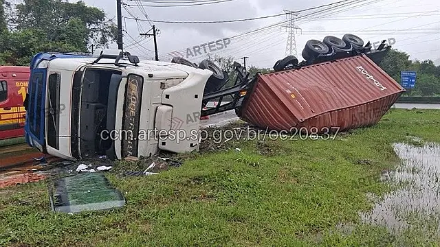 Carreta tomba na SP-055 e deixa motorista ferido em Santos