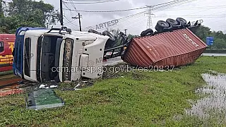 Carreta tomba na SP-055 e deixa motorista ferido em Santos