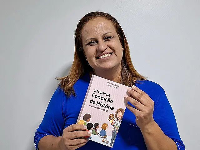 Professora da rede municipal de São Vicente lança livro na Bienal de São Paulo