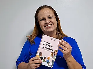Professora da rede municipal de São Vicente lança livro na Bienal de São Paulo
