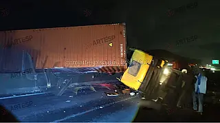 Grave acidente envolve três carretas e carro em Monte Cabrão
