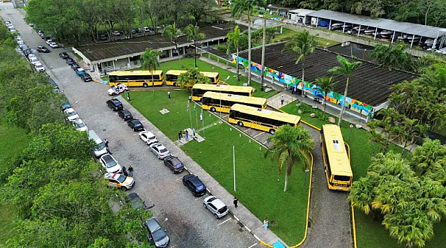Bertioga entrega seis novos ônibus e amplia conforto e acessibilidade no transporte escolar