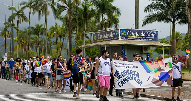 DiversaCaminhada e Festival de Cultura LGBT+ levam o orgulho de existir e lutar à orla de Santos