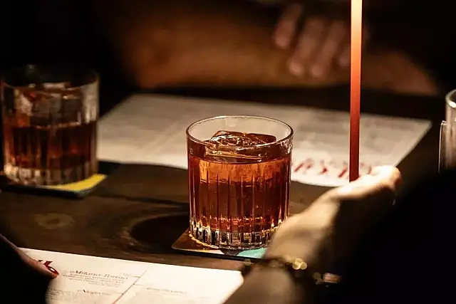 Hideout Speakeasy transforma histórias de clientes em coquetéis exclusivos para o Negroni Week 2026