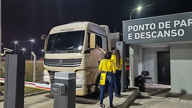 Motoristas recebem orientações sobre Romaria Segura durante o feriado