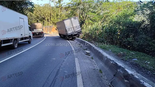 Caminhão perde freios e bate em mureta em Cubatão