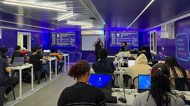 Oficina do Código oferece capacitação gratuita em programação e prepara jovens para o mercado de tecnologia