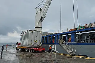 Transformadores de 342 toneladas são embarcados em São Sebastião com destino à Arábia Saudita