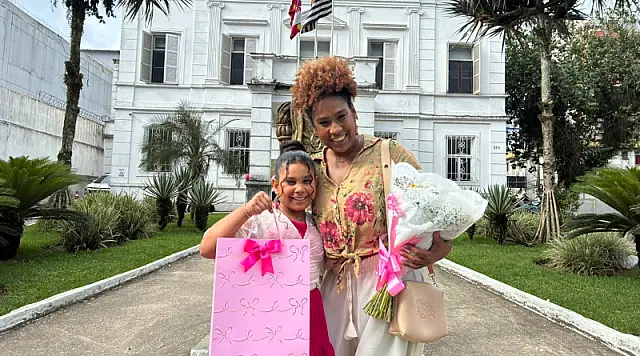 Becca Moretti, vice-campeã do "Canta Comigo Teen", é recebida pelo prefeito de São Vicente