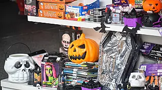 Comércio de São Vicente registra procura por fantasias e artigos de Halloween