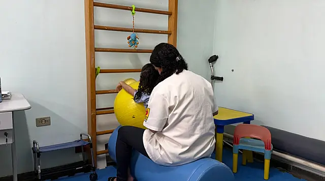 Fisioterapeuta dedica 17 anos de carreira ao cuidado e à reabilitação de pacientes em São Vicente