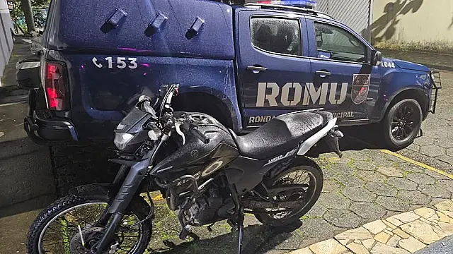 Adolescente de 14 anos é flagrado pilotando moto sem placa em Mongaguá