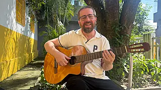 "O violão é o meu conselheiro". Conheça o professor de São Vicente que ensina por meio da música