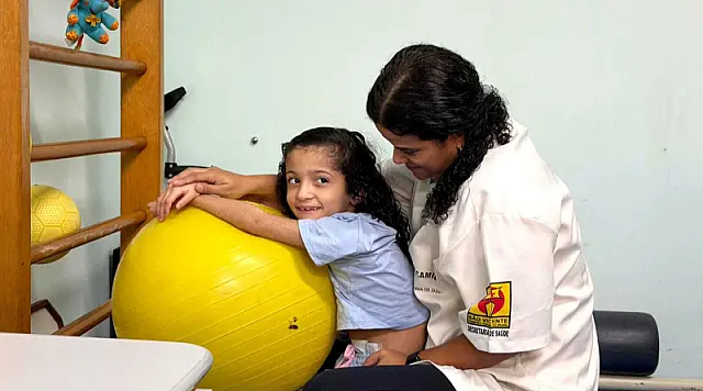 Da incerteza à evolução: mãe relata trajetória da filha com paralisia cerebral no Centro de Reabilitação Física Infantil São Camil