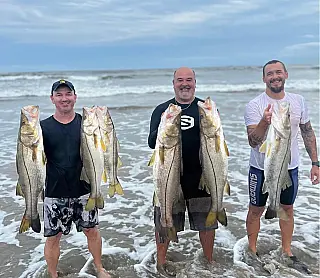 Do mar à mesa: pesca artesanal em pranchas é diferencial de restaurante em Itanhaém