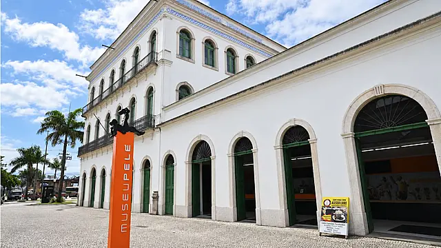 Museu Pelé recebe retrato com 17 mil cristais Swarovski para celebrar aniversário do Rei