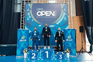 Atleta vicentino conquista título internacional de jiu-jítsu em Portugal