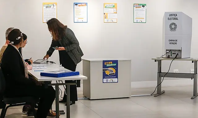 Colinha em papel e sem celular: saiba o que pode entrar na cabine