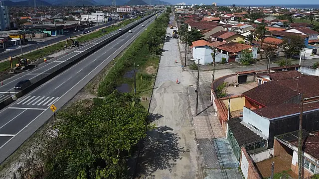 Prefeitura de Mongaguá e CNL substituem bloquetes por asfalto na Avenida Tiradentes