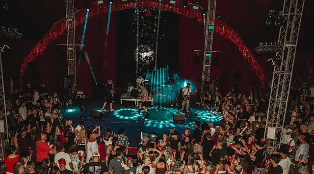 Casa Laya reúne mais de mil pessoas em festa que une música, arte e liberdade no circo em São Vicente