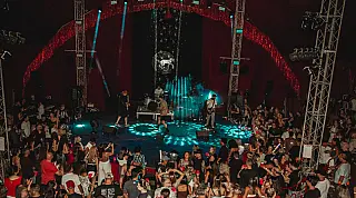 Casa Laya reúne mais de mil pessoas em festa que une música, arte e liberdade no circo em São Vicente