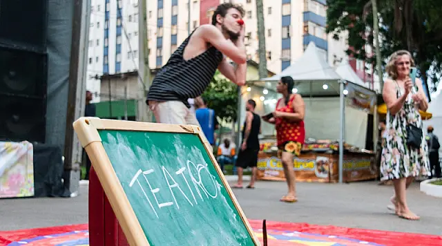 São Vicente abre vagas para aulas gratuitas de teatro na praia e oficina de DJ
