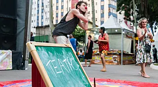 São Vicente abre vagas para aulas gratuitas de teatro na praia e oficina de DJ