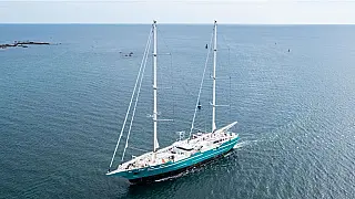 Veleiro-cargueiro sustentável Anemos atraca no Porto de São Sebastião