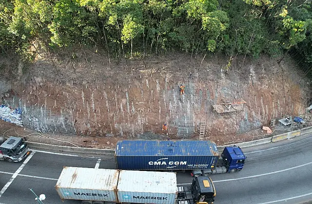 Obras de adequação de curvas da Via Anchieta avançam no trecho de Serra
