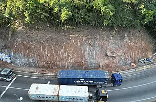 Obras de adequação de curvas da Via Anchieta avançam no trecho de Serra