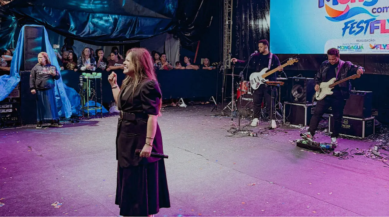 Mongaguá com Cristo reúne fiéis em noite de louvor, mesmo sob chuva
