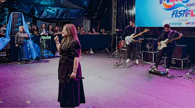 Mongaguá com Cristo reúne fiéis em noite de louvor, mesmo sob chuva