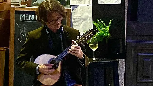 Chorinho no Aquário traz a influência da música mineira a Santos com show de Gabriel Guedes neste sábado (17)