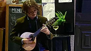 Chorinho no Aquário traz a influência da música mineira a Santos com show de Gabriel Guedes neste sábado (17)