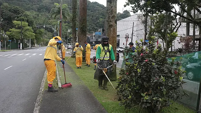 Corte de grama atende 163 locais de Santos em 30 dias