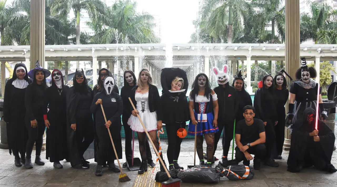 Um susto na sujeira: servidores da Sesurb se fantasiam para o Halloween