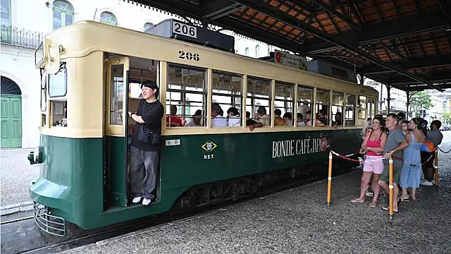 Passeios de bonde em Santos serão gratuitos para mulheres com camiseta rosa às terças-feiras de outubro