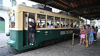 Passeios de bonde em Santos serão gratuitos para mulheres com camiseta rosa às terças-feiras de outubro
