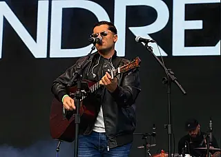 Andrezinho se apresenta no happy hour da Arenas Evo Santos nesta sexta-feira (30)